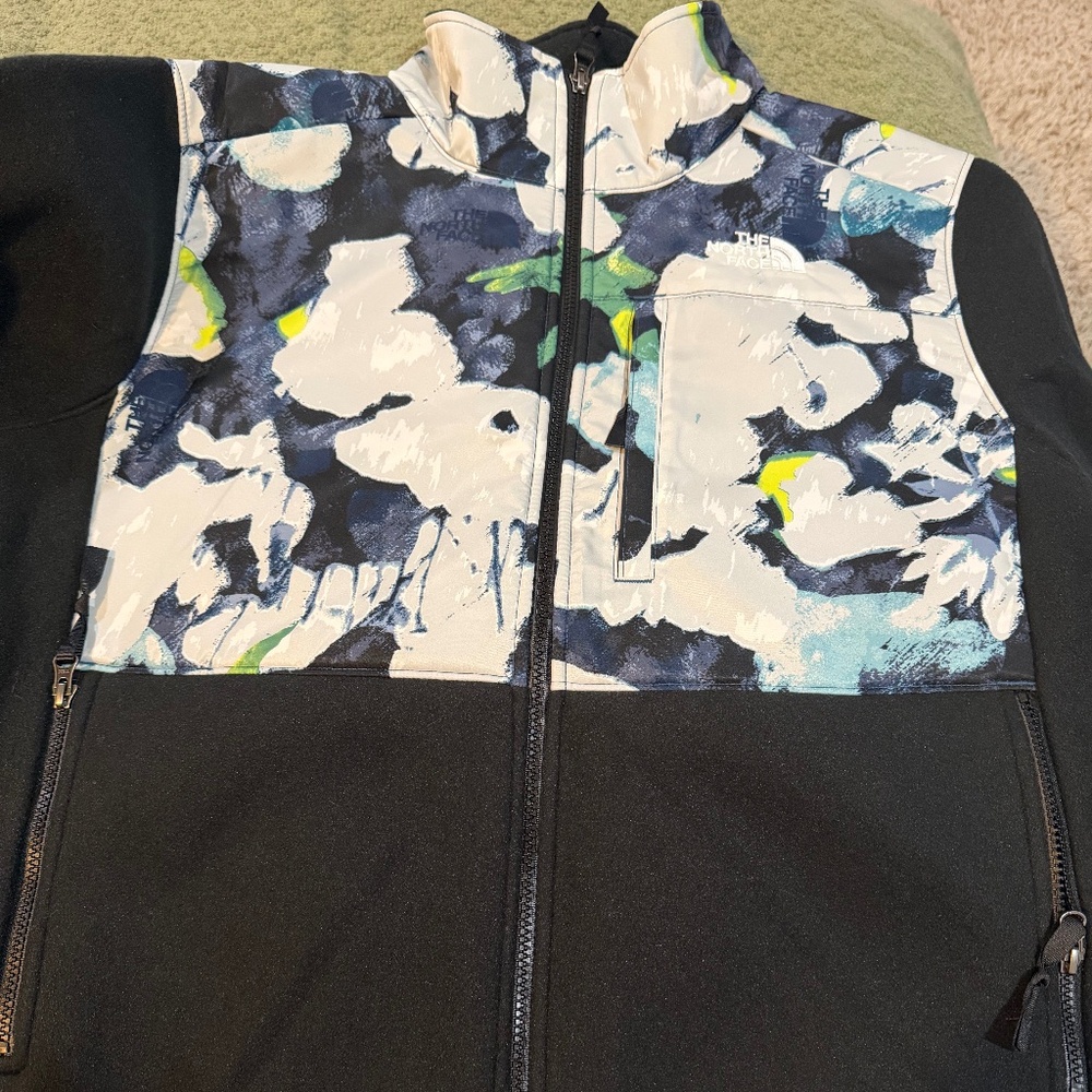 The North Face Women’s Denali Polartec Fleece Jacket (new without tags)